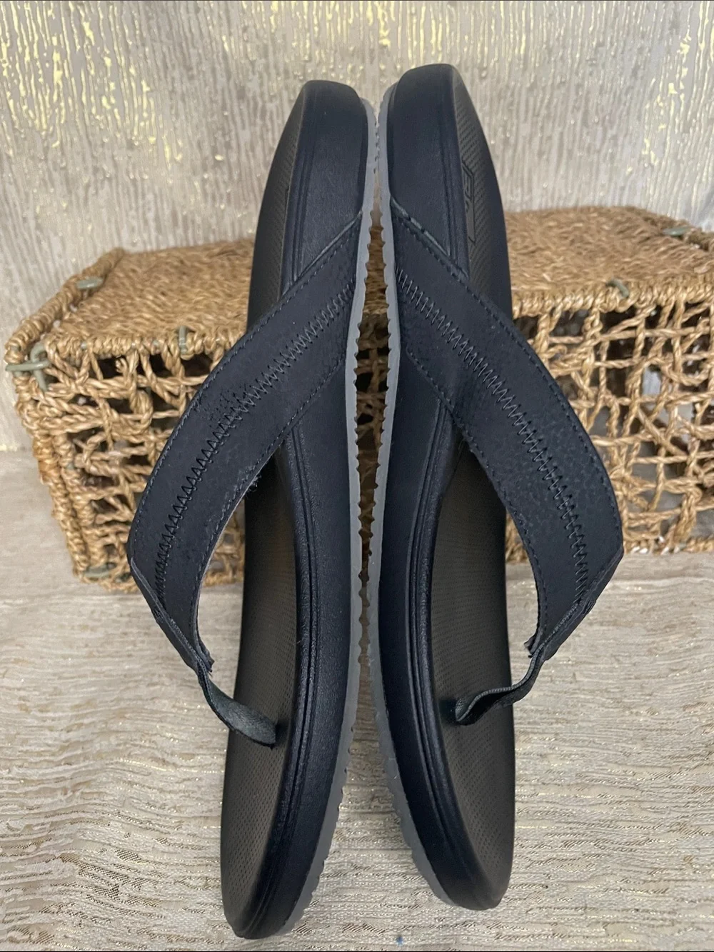 Reef Men's Black Perforated Comfort Flip Flops Sz 9 Mint!